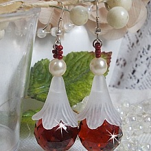BO Marielle montées avec des pendants boules facettées en Verre de bohème, fleurs lucites Blanches, perles nacrées en Cristal de Swarovski, rocailles couleur Bordeaux  et crochets Argent 925/1000